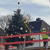 (12.12.2020) Die Kinder des St. Josef Kindergartens haben einen großen Weihnachtsbaum für den Neubau am Kath. Krankenhaus Dortmund-West geschmückt.